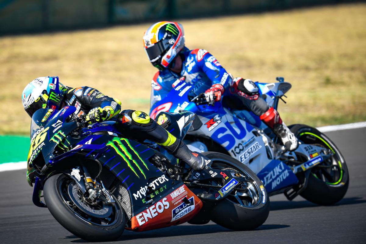 Rins lo intentó... pero Rossi aguantó
