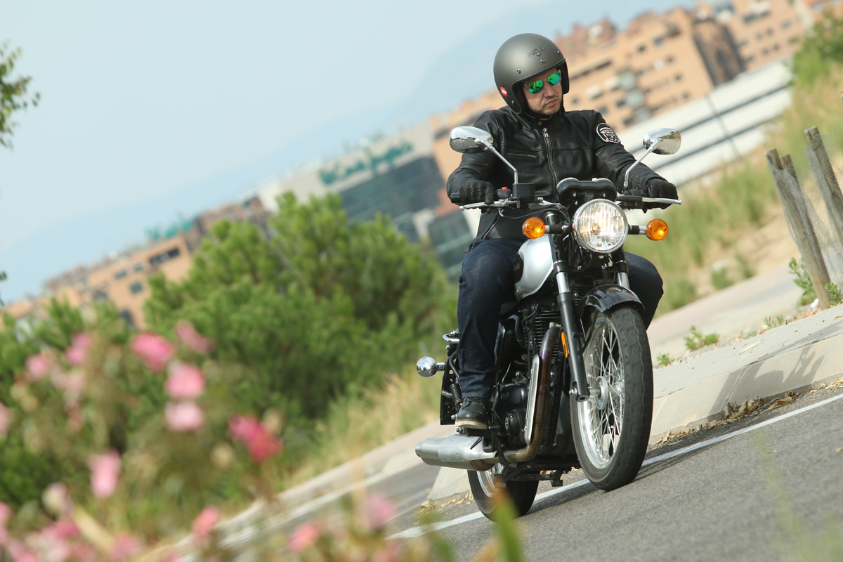 La Benelli Imperiale 400 es una moto noble, realista y sincera