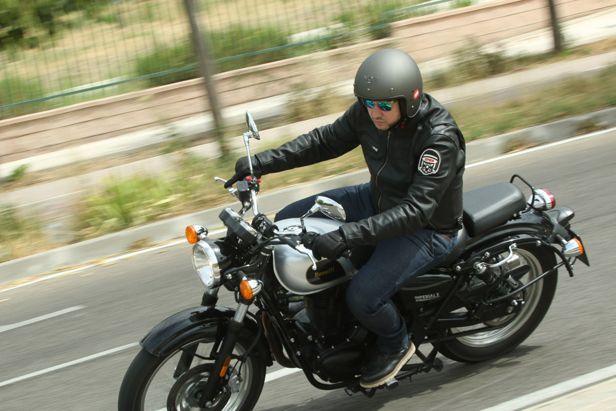 La Benelli Imperiale 400 es enemiga de las prisas, el estrés y la instantaneidad