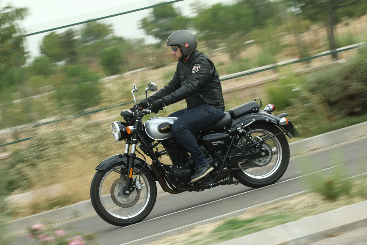 En marcha con la Benelli Imperiale 400