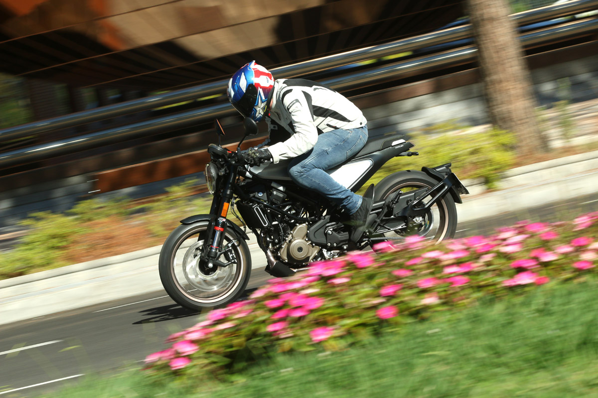 La Husqvarna Vitpilen 401 es un arma total contra el tráfico