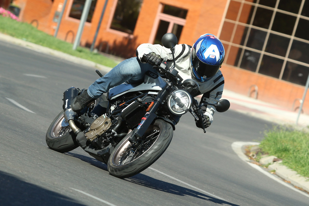 La horquilla invertida WP APEX de la Husqvarna Vitpilen 401 es "pata negra"