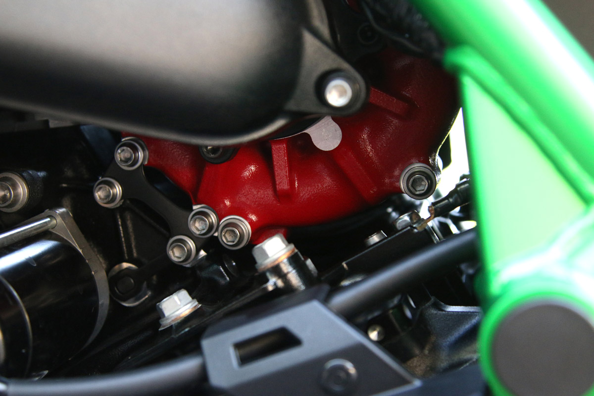 Compresor en rojo, el "secreto" del motor de la Kawasaki Z H2