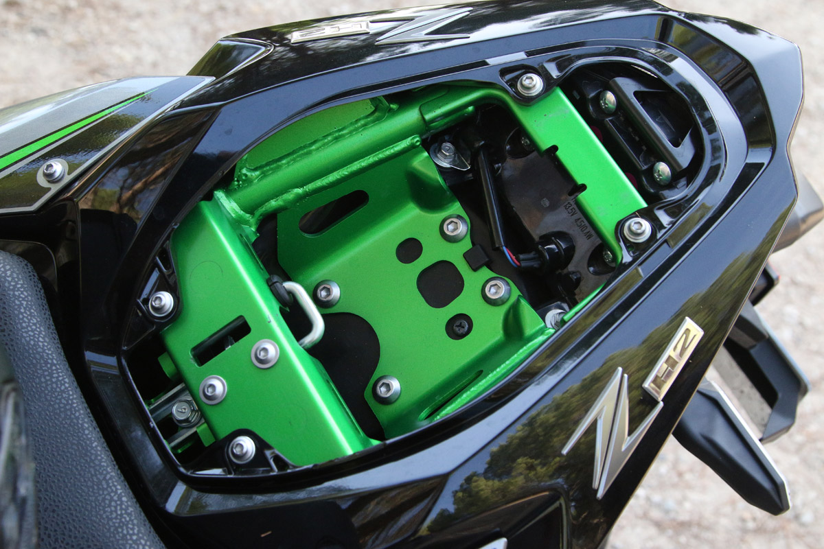 Hueco bajo el asiento del pasajero en la Kawasaki Z H2
