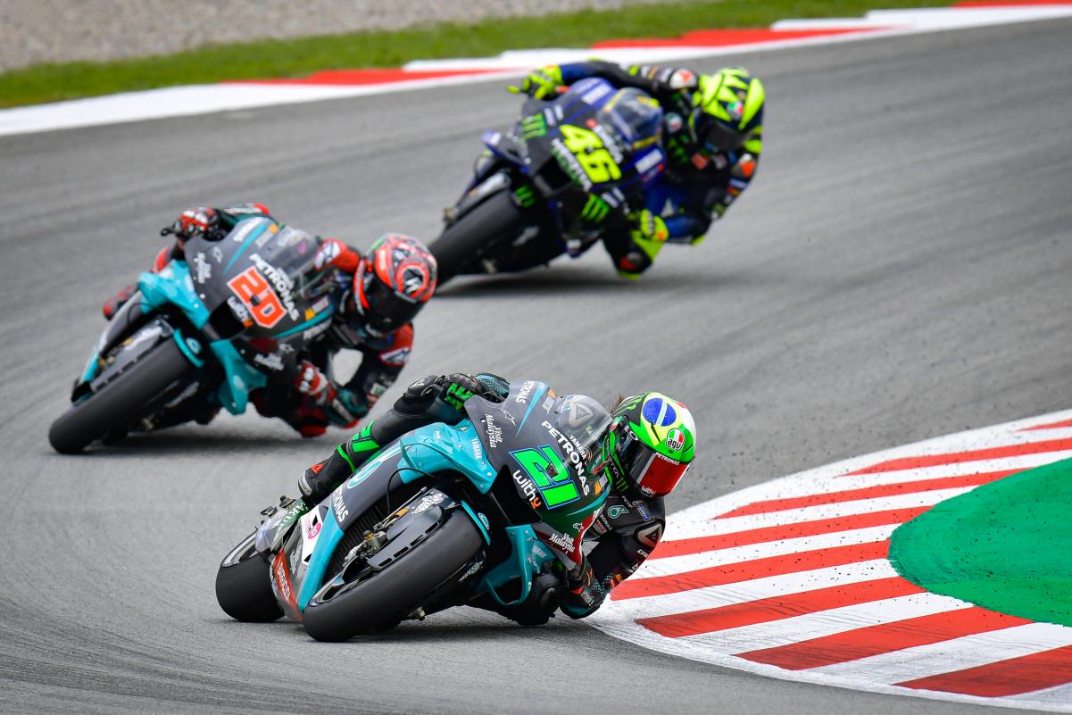 Las tres Yamaha de Morbidelli, Quartararo y Rossi en cabeza