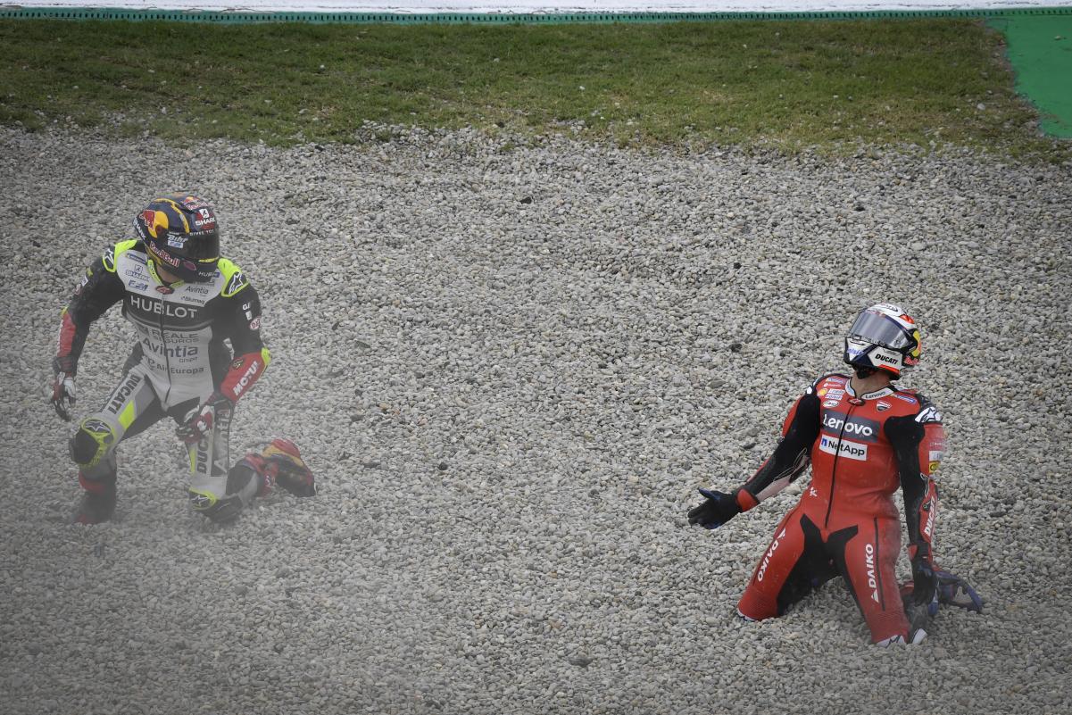 Zarco y Dovizioso en el suelo tras la caída
