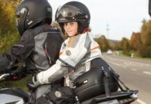 Niño en moto