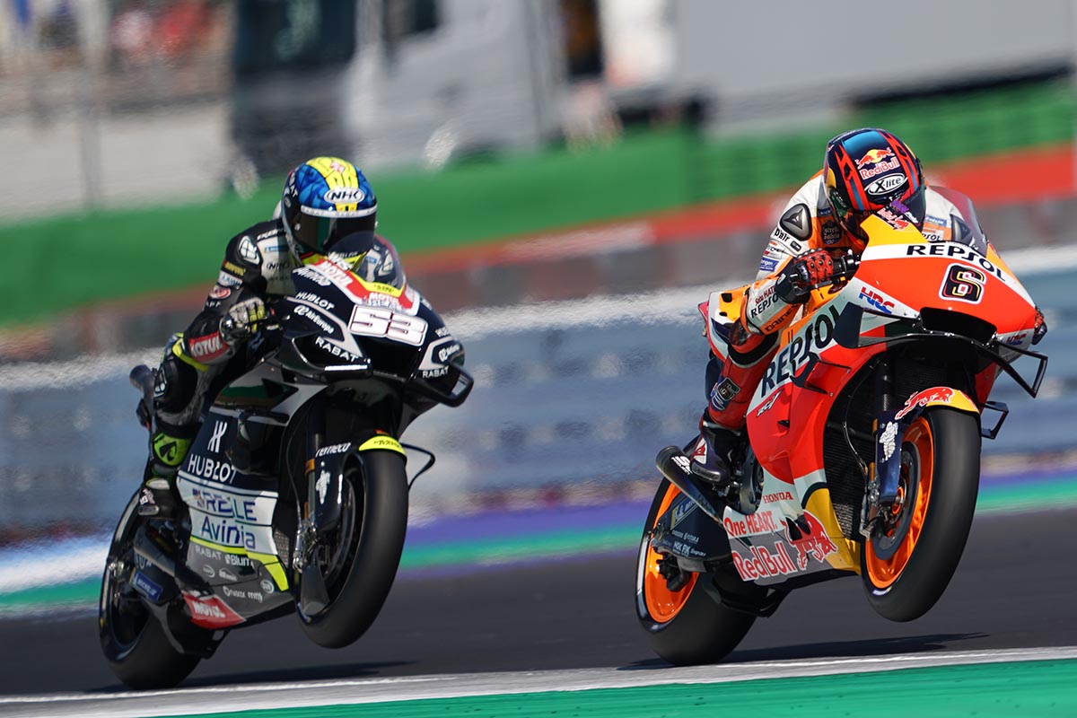 En sus participaciones, Bradl está en la parte de atrás del pelotón