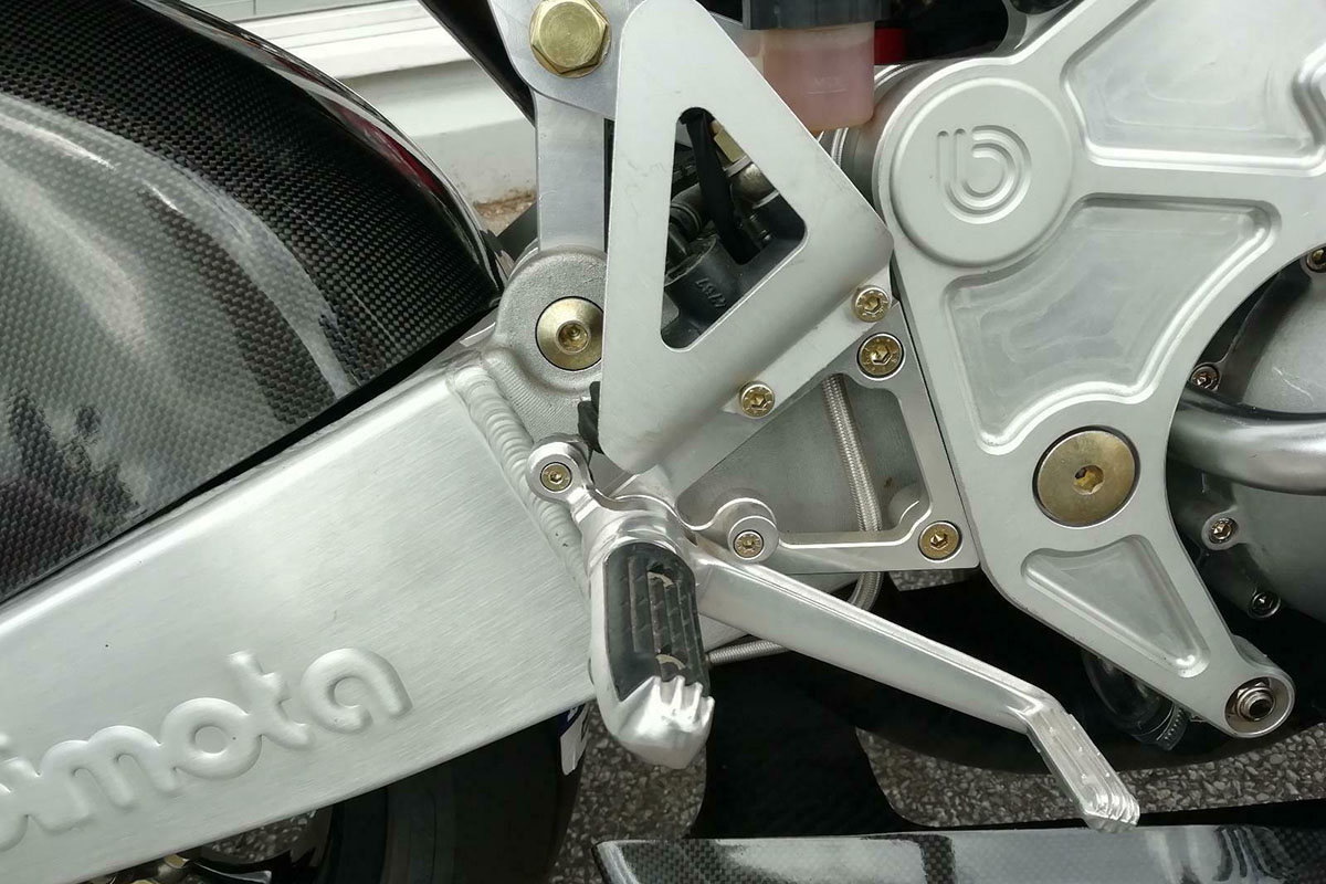 Se aprecia como la moto no tiene ningún tipo de desgaste