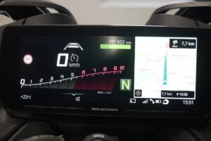 Instrumentación TFT 10.25" a color con conectividad-navegación en la  BMW R1250RT 2021