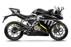 Aunque su aspecto indique lo contrario, la CFMOTO 300 SR es una moto cómoda para el estándar Supersport