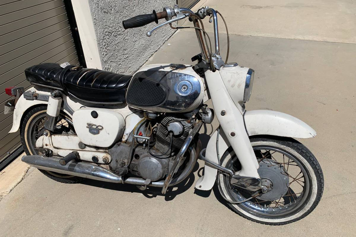 Curiosa moto dentro de la colección