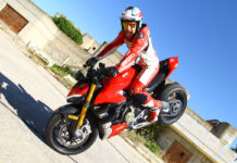 Invertido de Emilio Zamora con la Ducati Streetfighter V4 S