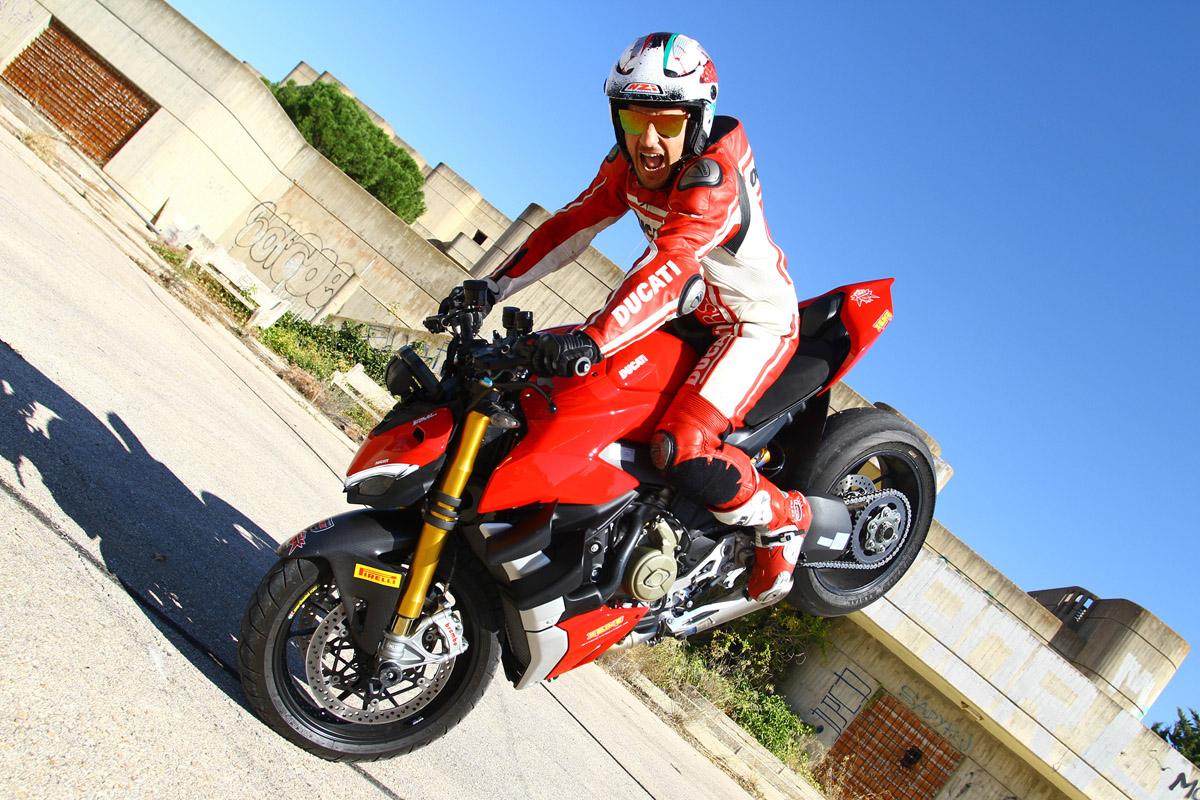 Invertido de Emilio Zamora con la Ducati Streetfighter V4 S