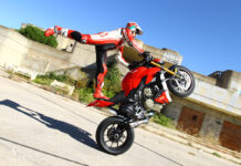 Acrobacias de Emilio Zamora con la Ducati Streetfighter V4 S