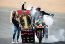 Torres celebrando en pista el título