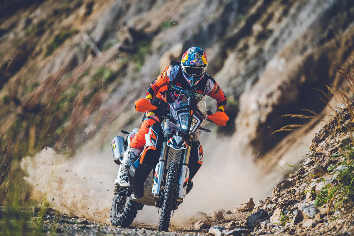 Sam Sunderland pilotando la KTM 890 Adventure R Rally
