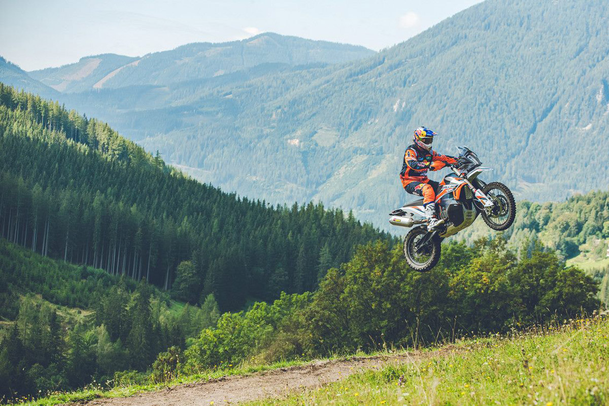 Toby Price volando con la KTM 890 Adventure R Rally