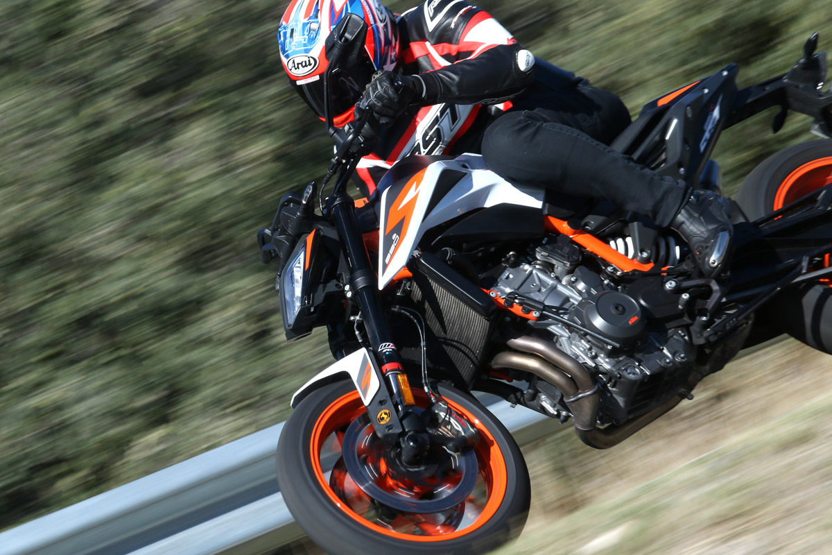 La KTM 890 Duke R cuesta 12.499 € sin extras