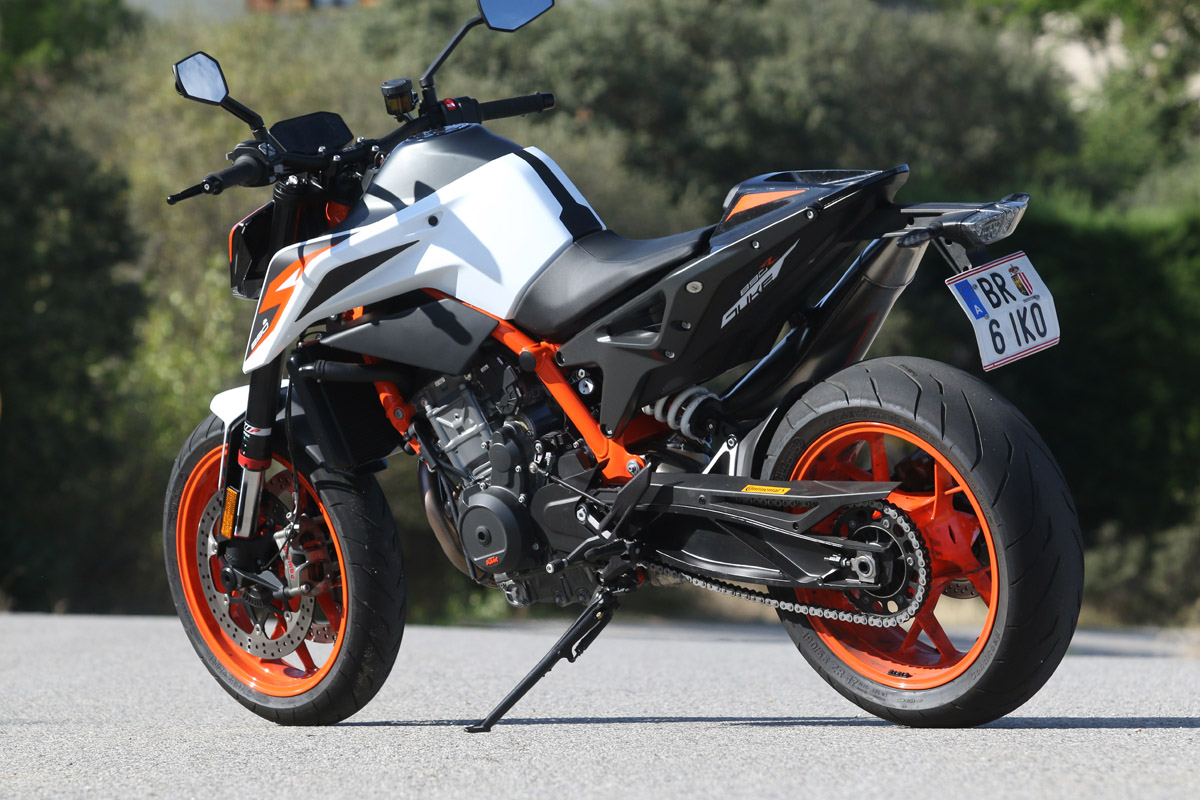 La KTM 890 Duke R siempre pide conducción deportiva