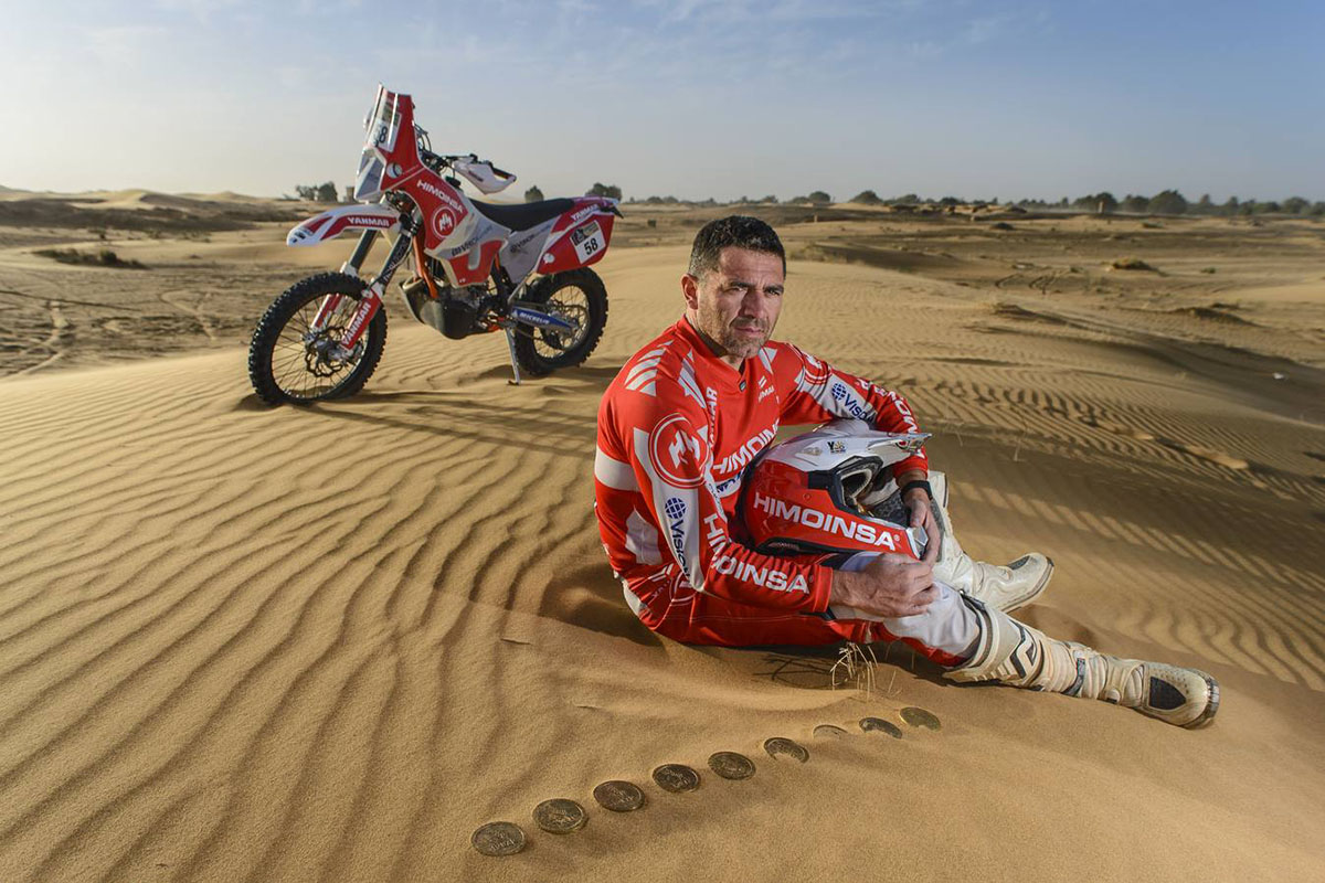 Miguel cambió los reactores por las motos y el desierto