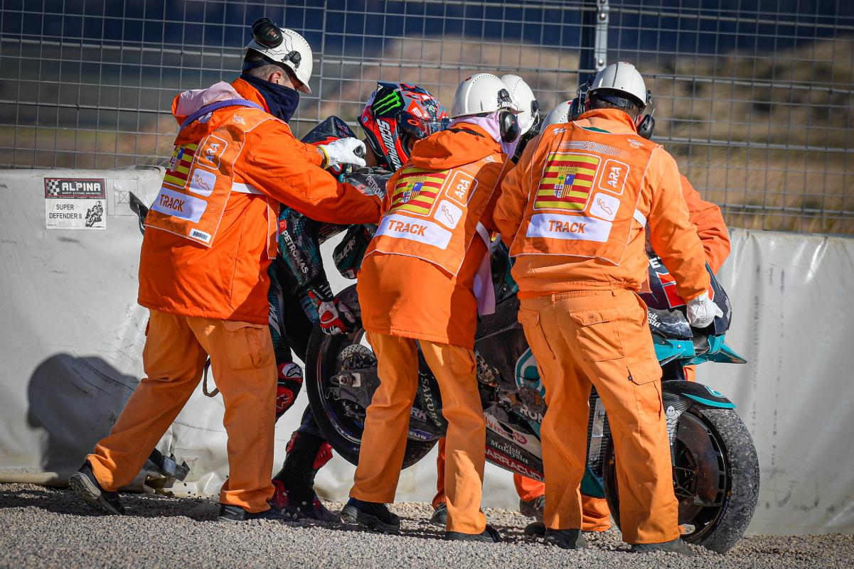Quartararo con los comisarios de pista tras la caída
