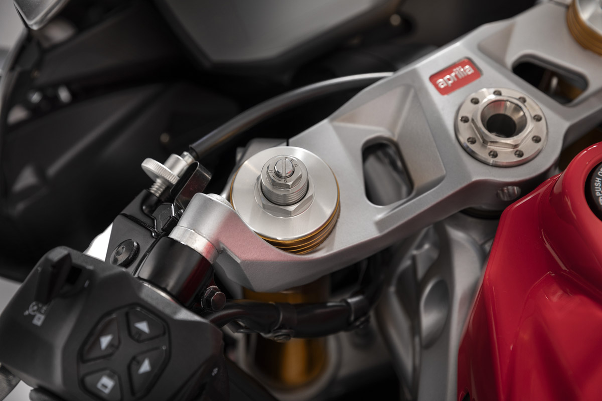 Semimanillares por encima de la tija y horquilla multirregulable en la Aprilia RS 660