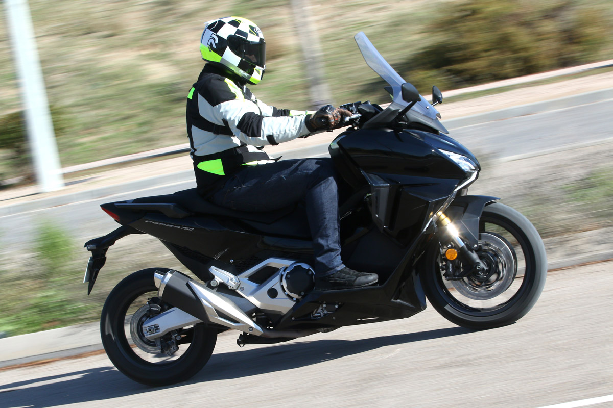Sobre el Honda Forza 750 te encuentras cómodo desde el primer momento