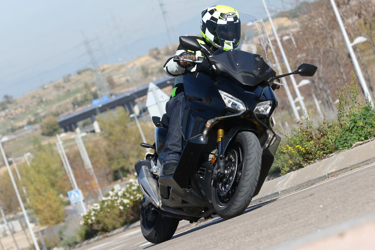 Los 4 CV extra y el aligeramiento interno recibido respecto al motor del X-ADV 2020 se dejan notar