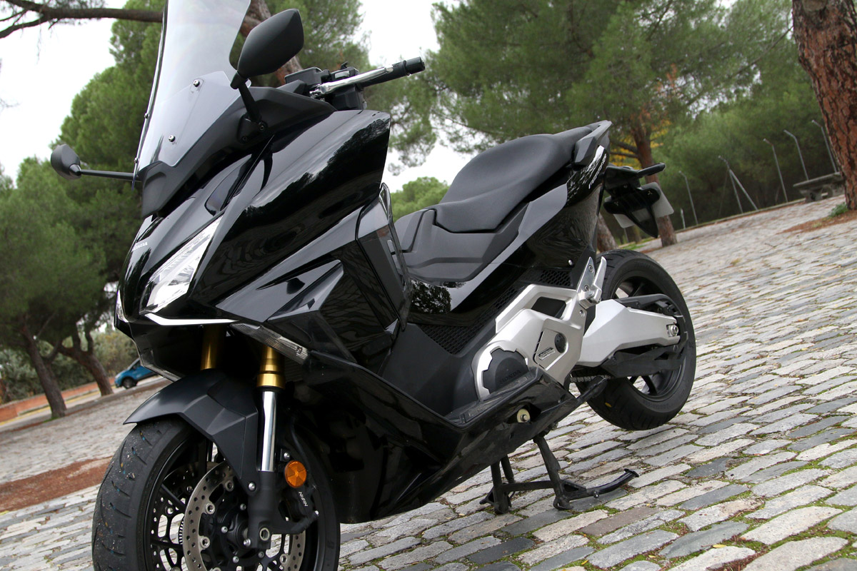 Vista frontal 3/4 dcha. del Honda Forza 750 2021