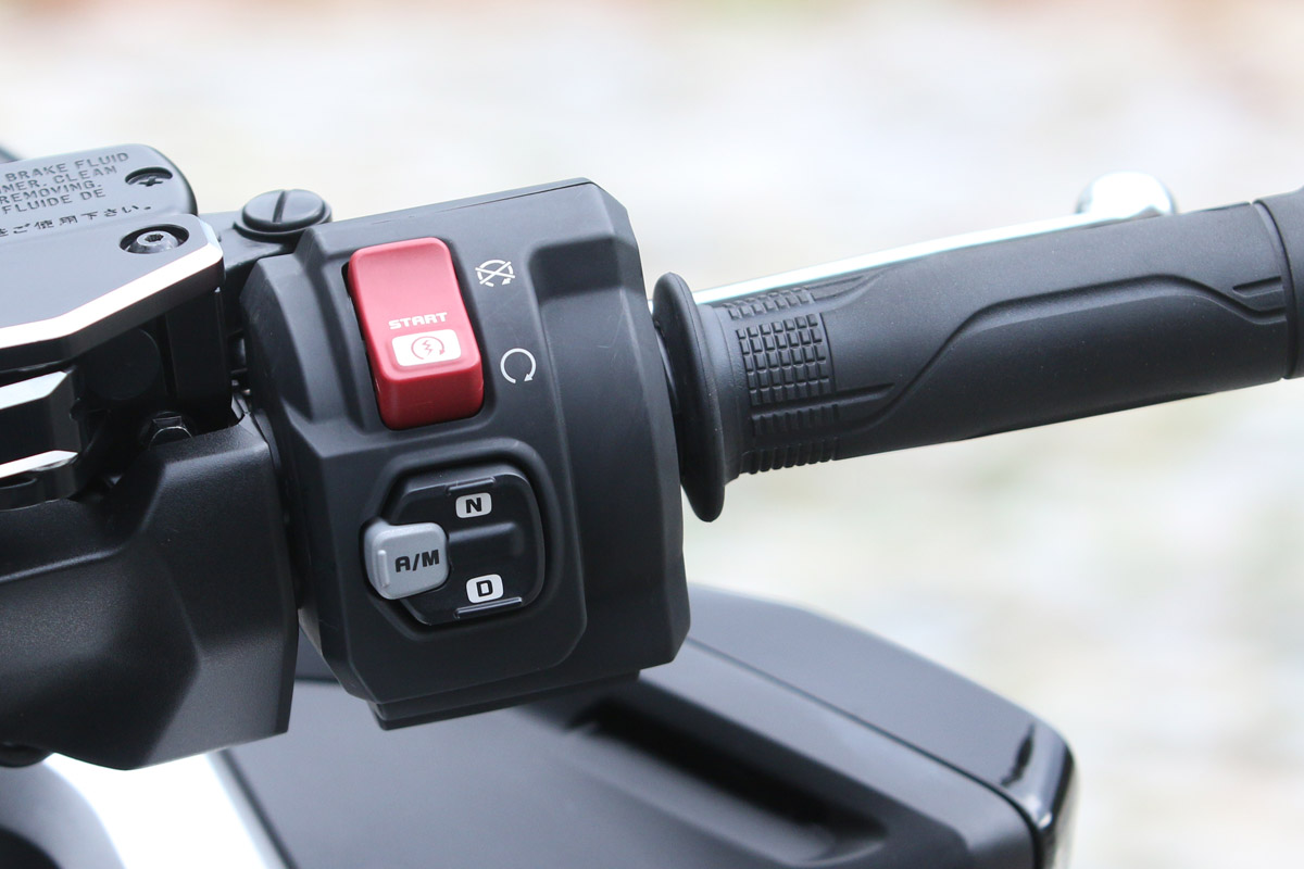 Desde la piña derecha del Honda Forza 750 controlas el punto muerto, engranas primera y cambias a modo automático/manual