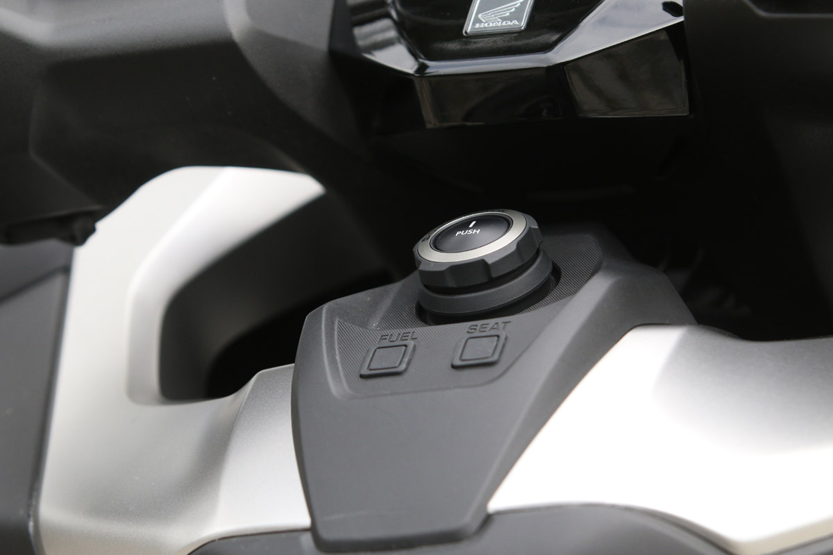 Consola central y llave de proximidad en el Honda Forza 750