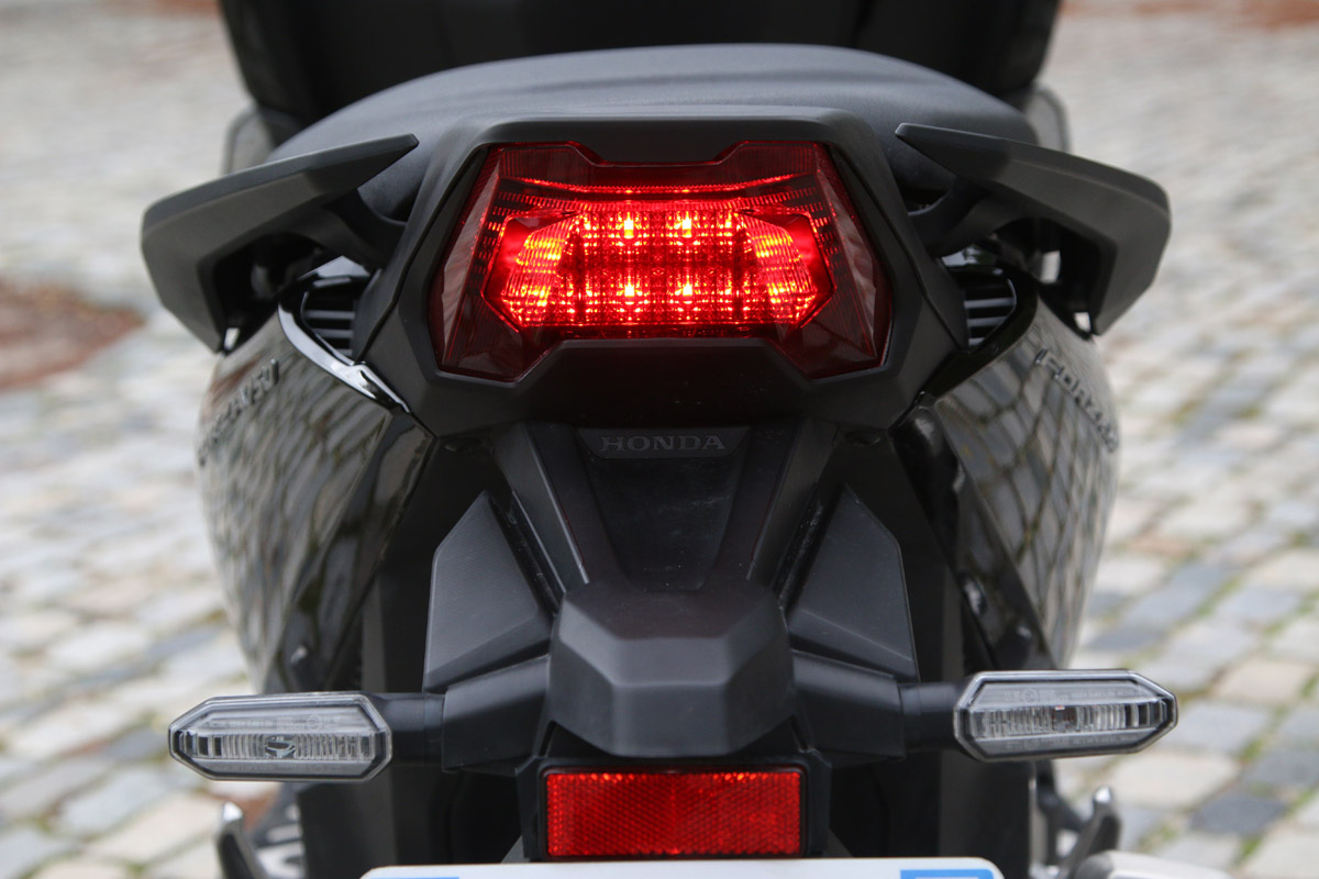 Óptica trasera del Honda Forza 750 2021
