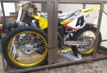 La Suzuki RM 250 se encuentra en su caja original y nunca ha salido de ella