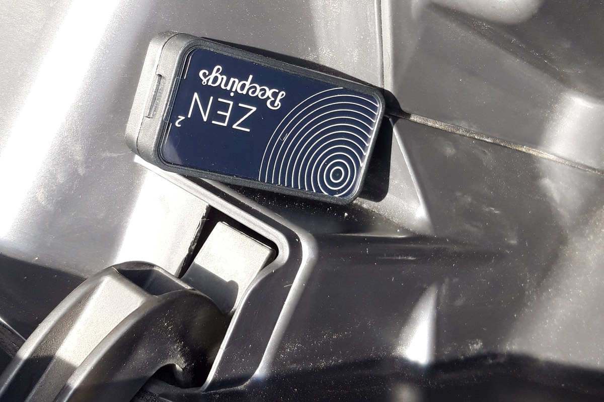 Localizador GPS Beepings ZEN2 instalado en la guantera de un scooter