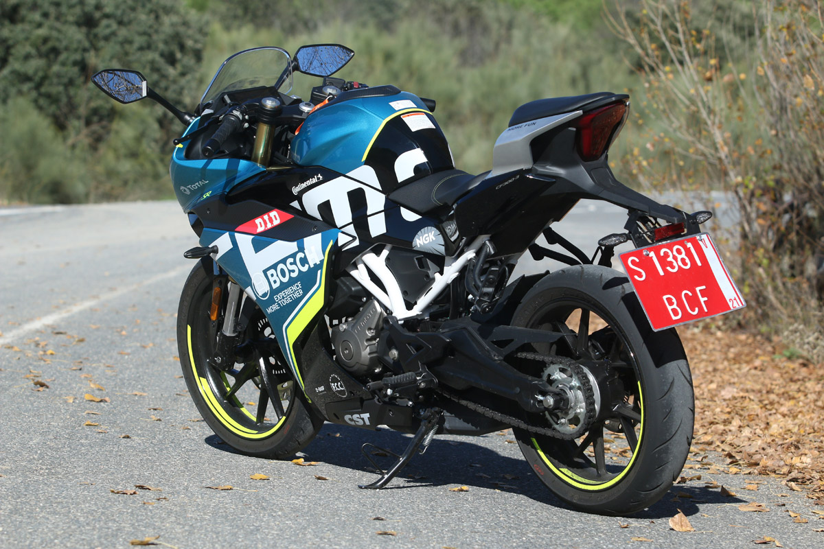 Trasera de la CFMOTO 300 SR 2021