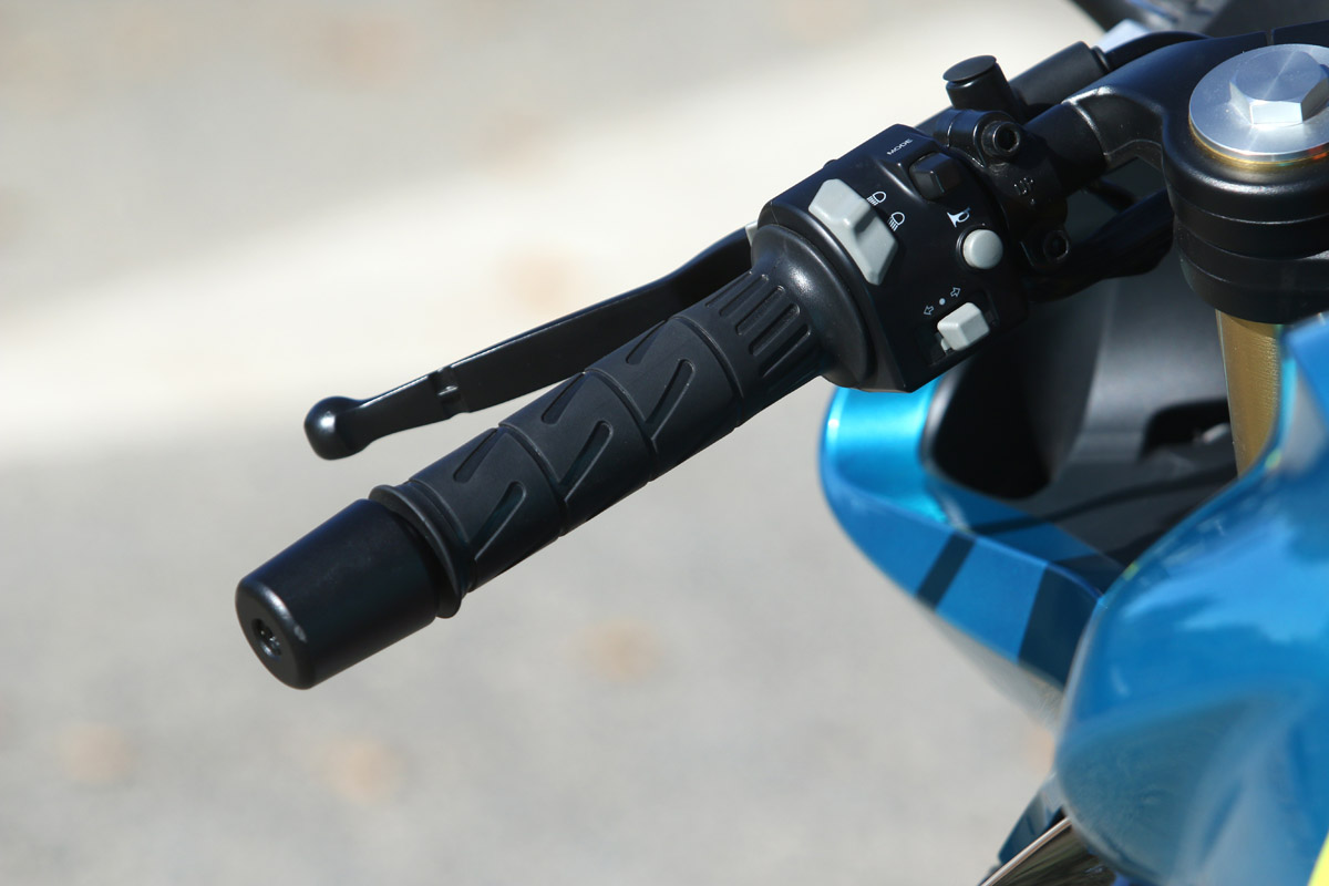 Piña izquierda de la CFMOTO 300 SR