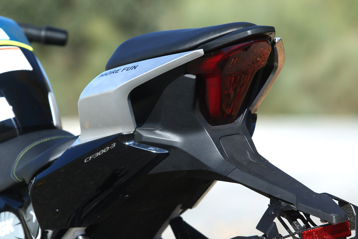 Óptica trasera de la CFMOTO 300 SR