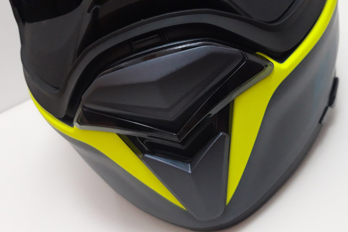 Doble toma de ventilación frontal inferior en el casco HJC F70 Feron