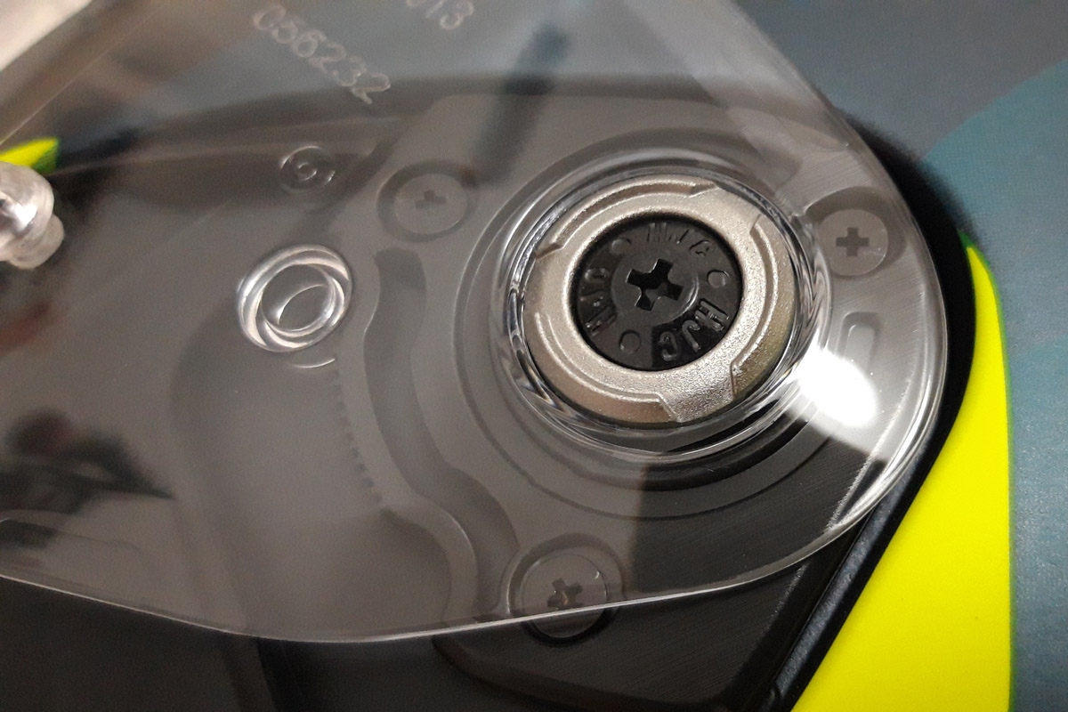 Tornillo de anclaje de la pantalla del casco HJC F70 Feron