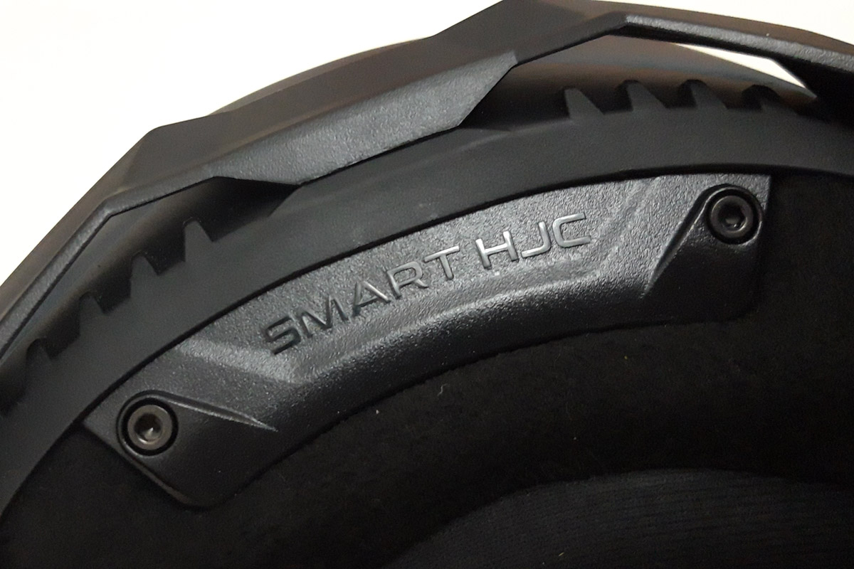 Hueco para instalar el Bluetooth Smart HJC en el casco HJC F70