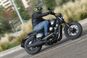 La Hyosung Bobber GV300S es una moto divertida, fácil, manejable y competitiva