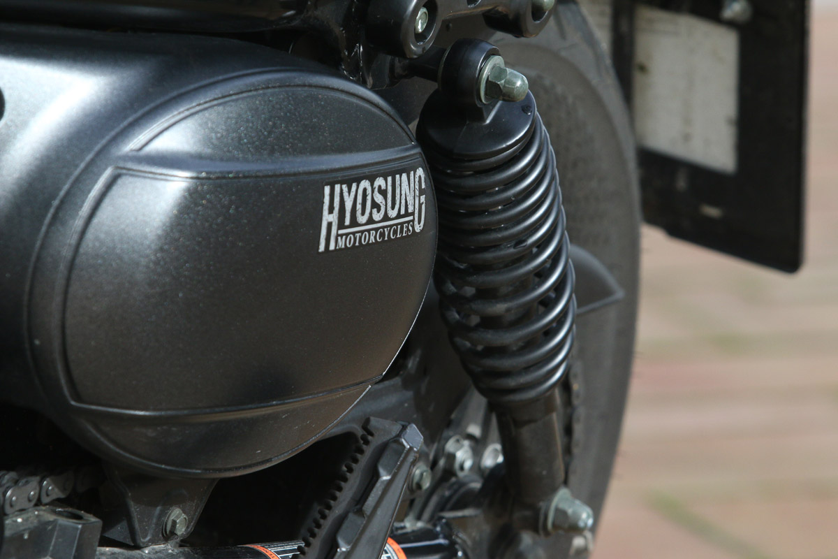 Doble amortiguador trasero regulable en precarga para la Hyosung Bobber GV300S