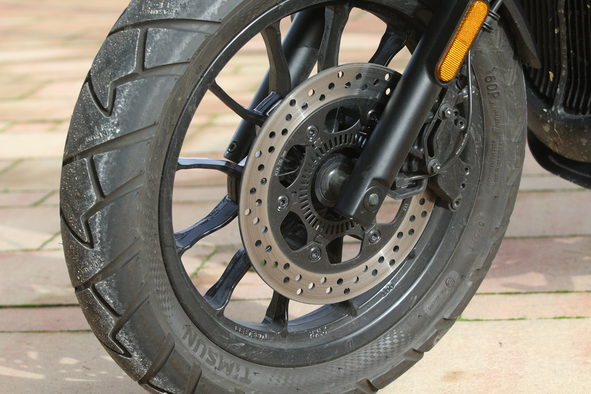 Único disco de freno delantero en la Hyosung Bobber GV300S