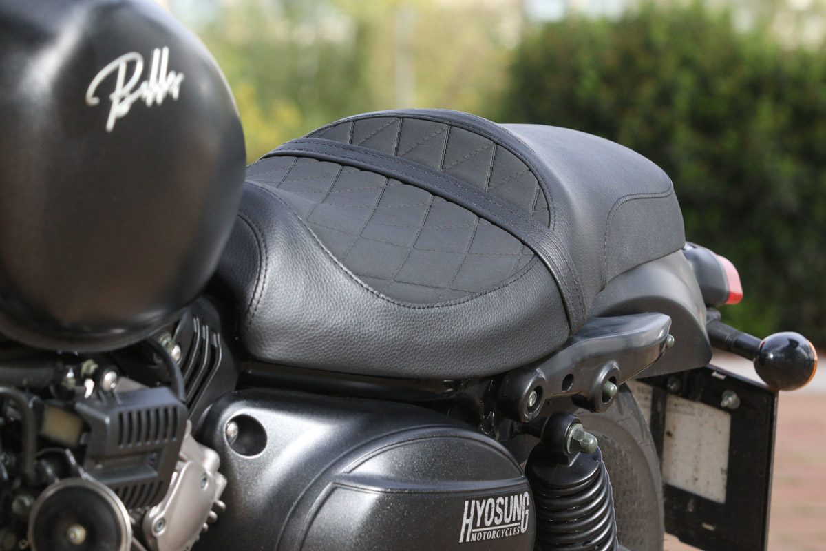 Asiento monopieza con doble tapizado para la Hyosung Bobber GV300S