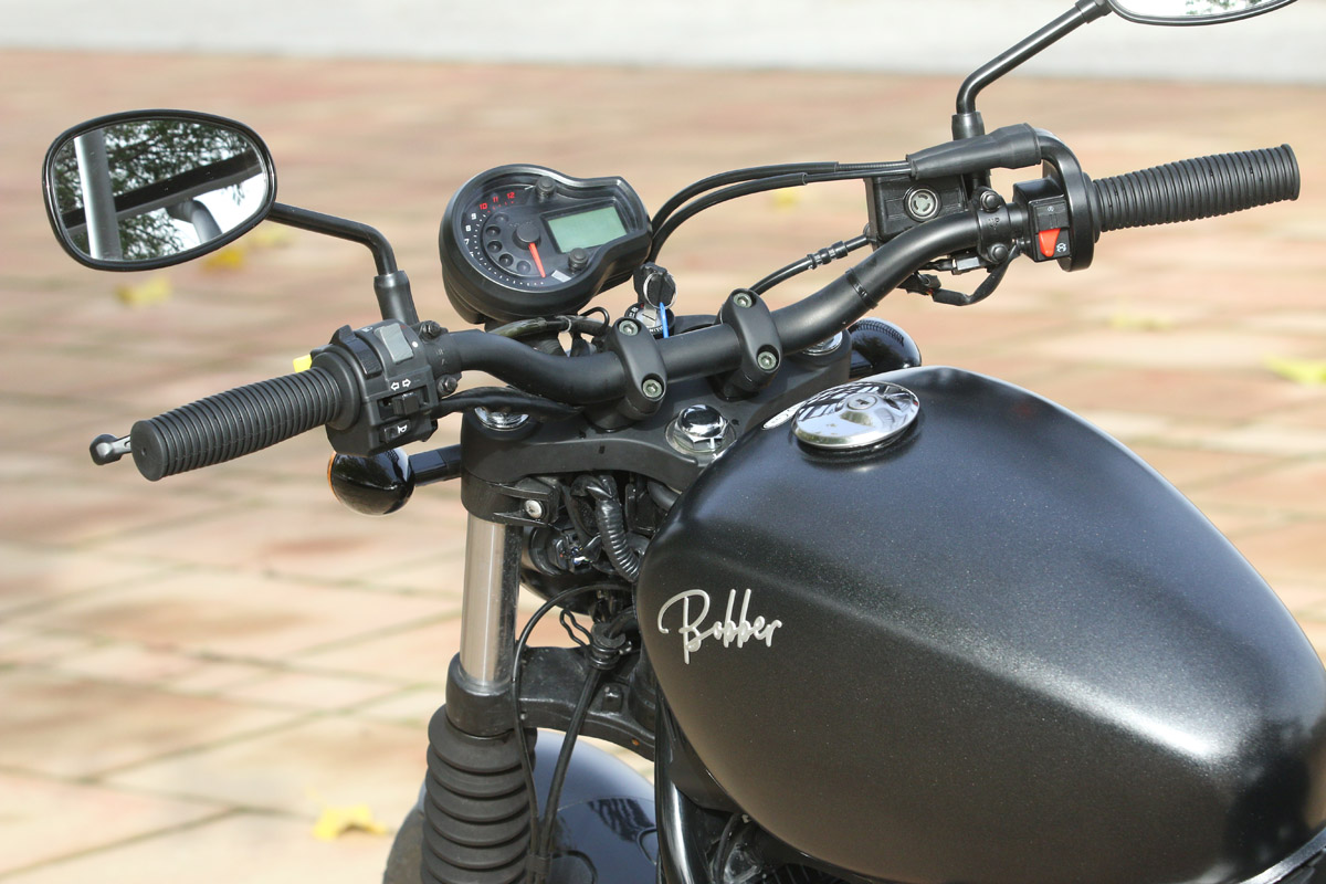 Manillar ancho y plano en la Hyosung Bobber GV300S