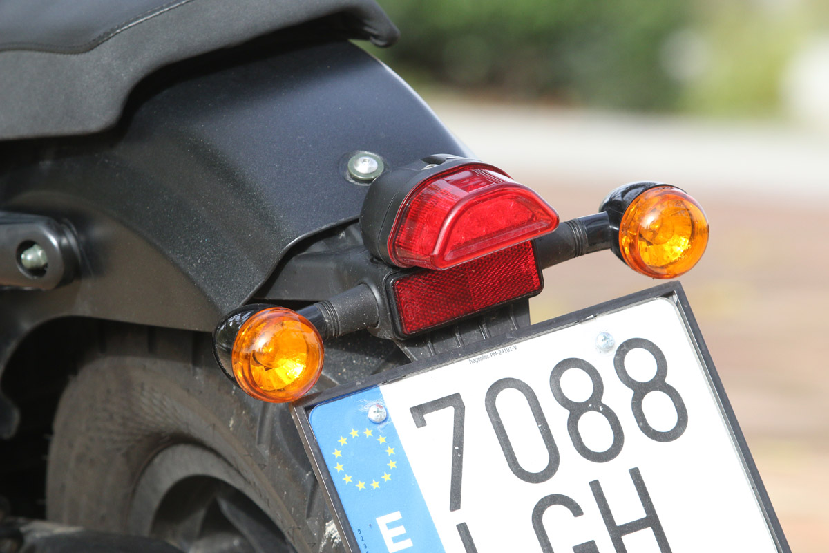 Óptica trasera de la Hyosung Bobber GV300S