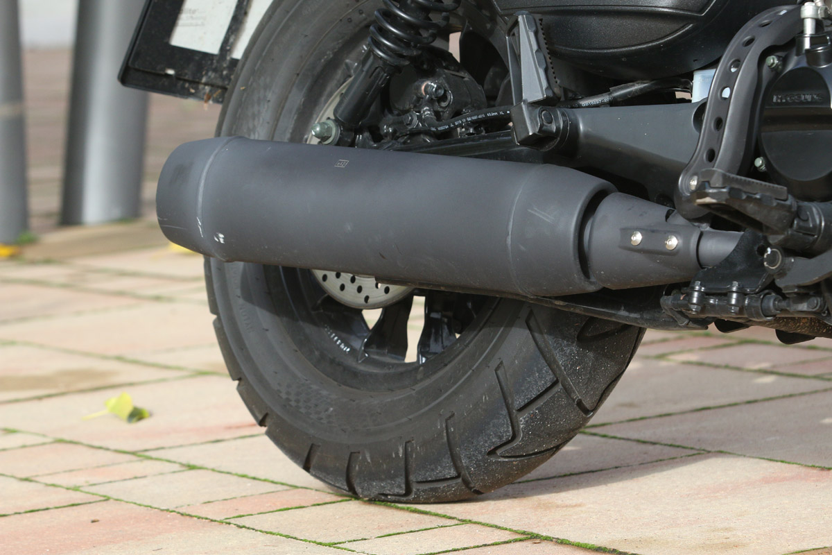Silenciadores negro mate en la Hyosung Bobber GV300S