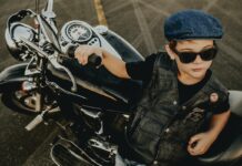 Niño y moto