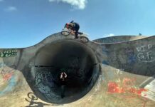 Josh Hill con una e-bike